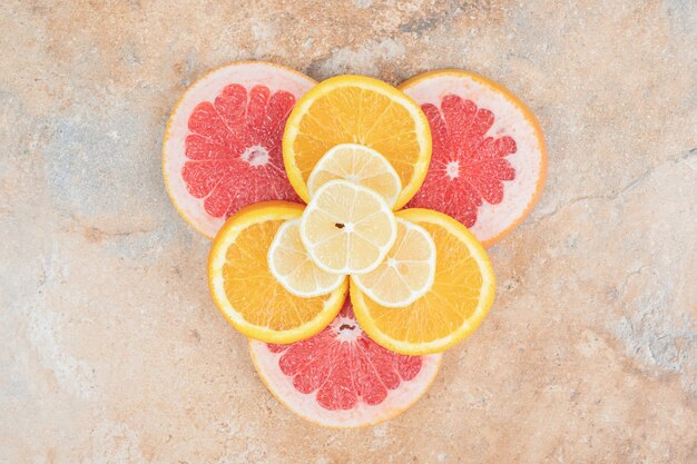 Draufsicht auf Zitronen-, Orangen- und Grapefruitscheiben. Hochwertiges Foto