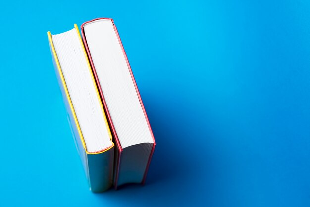 Draufsicht auf zwei dekorative Bücher mit blauem Hintergrund