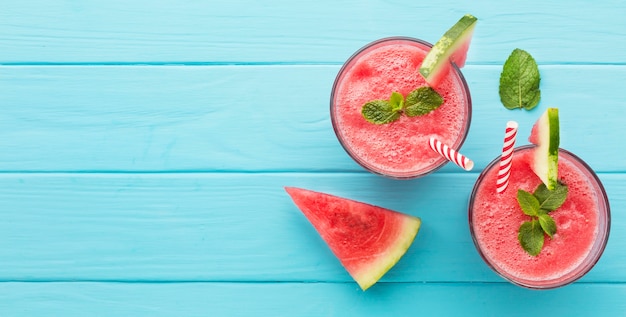 Draufsicht auf zwei Gläser mit Strohhalmen und Wassermelonencocktails