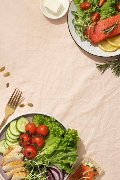 Draufsicht auf zwei Teller mit Keto-Diät-Lebensmitteln