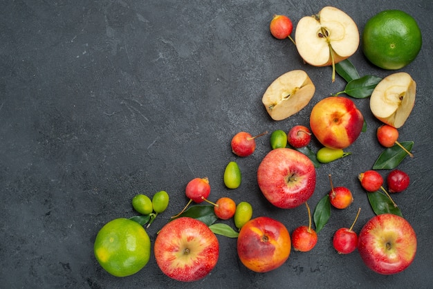 Draufsicht aus der Ferne Früchte verschiedene Süßigkeiten Früchte und Beeren auf dem Tisch