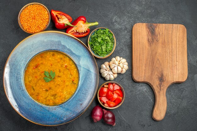 Draufsicht aus der Ferne Linsensuppe eine appetitliche Linsensuppe Kräuter Gemüse das Schneidebrett