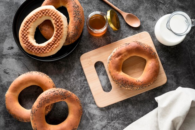 Draufsicht Bagels mit Honig und Milch