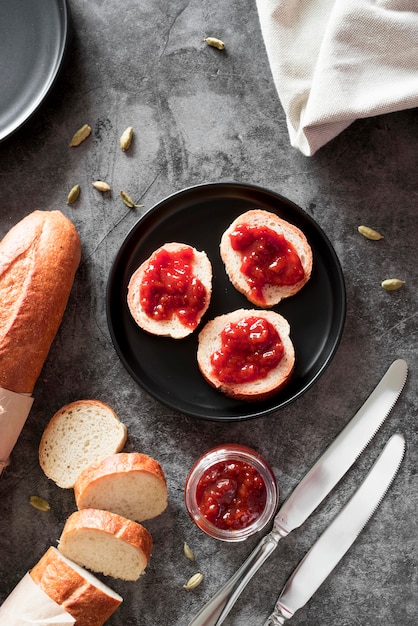 Draufsicht Baguettescheiben mit Marmelade