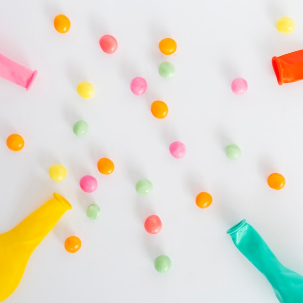 Draufsicht Ballons und Süßigkeiten