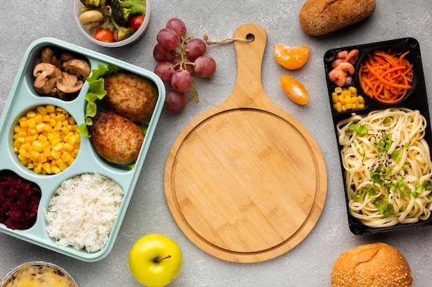 Draufsicht Batch Kochen Mahlzeiten Sortiment mit Holzbrett