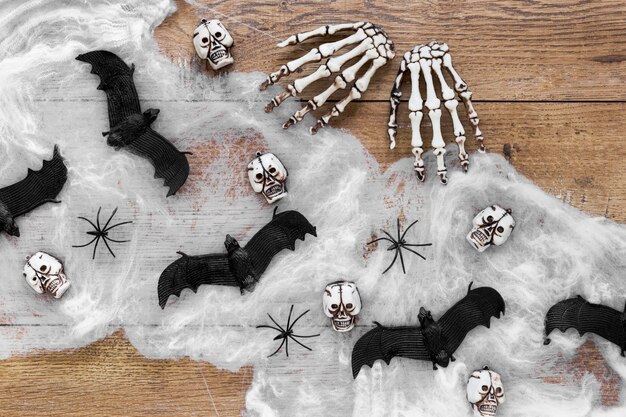 Draufsicht beängstigende Halloween-Elemente mit Fledermäusen