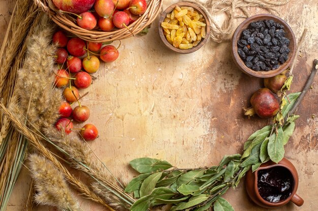 Draufsicht Beerenkorb von Äpfeln Beeren Rosinen in Schalen Schokoladensauce Granatäpfel