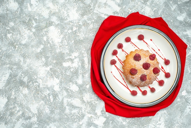 Draufsicht-Beerenkuchen auf weißem ovalem Plattenrotschal auf grauem Oberflächenfreiraum