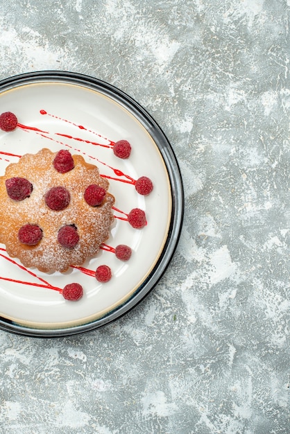 Draufsicht-beerenkuchen auf weißer ovaler platte auf grauem oberflächenlebensmittelfoto