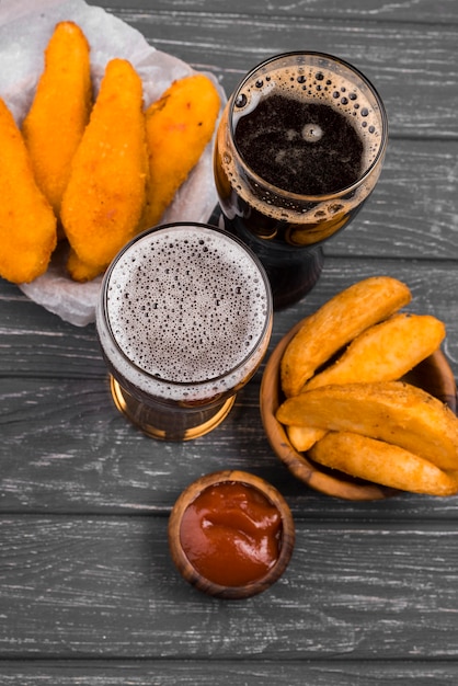 Draufsicht Biergläser und Pommes