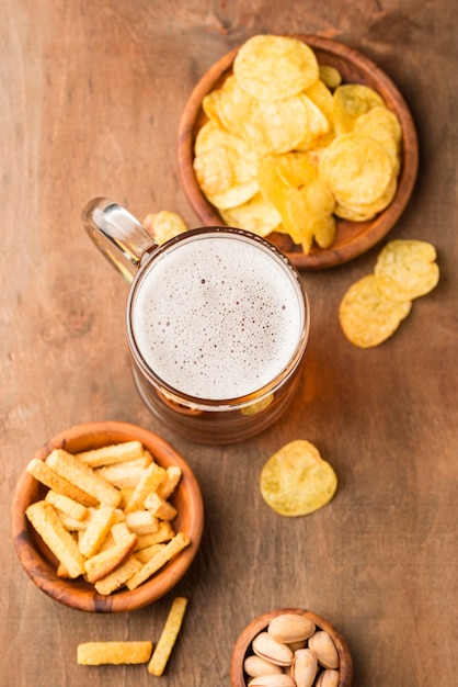 Draufsicht Bierkrug und Pommes