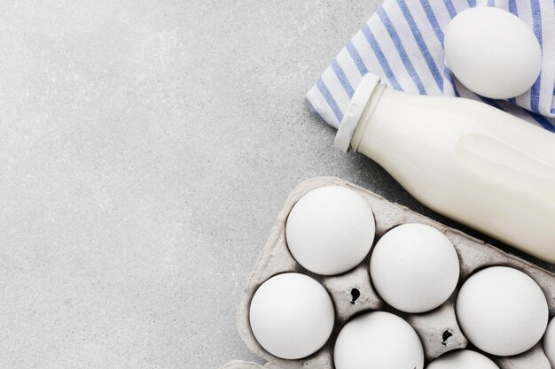 Draufsicht Bio-Eier mit frischer Milch