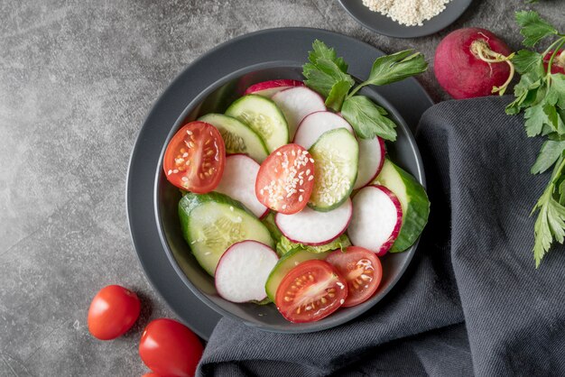 Draufsicht Bio-Salat mit frischem Gemüse