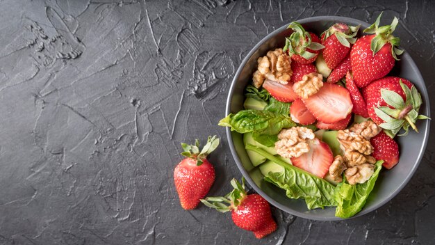 Draufsicht Bio-Salat mit Walnüssen und Erdbeeren