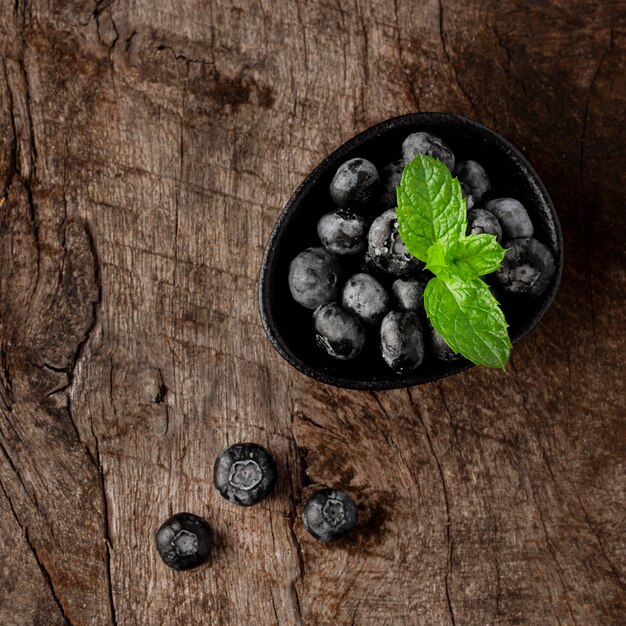 Draufsicht Blaubeeren und Minzblatt