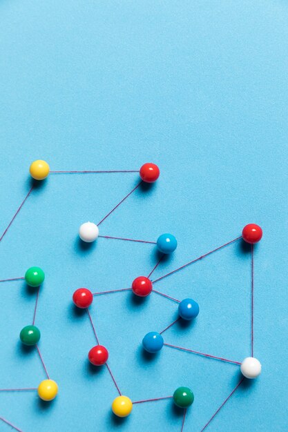 Draufsicht blauer Hintergrund Pushpin Karte