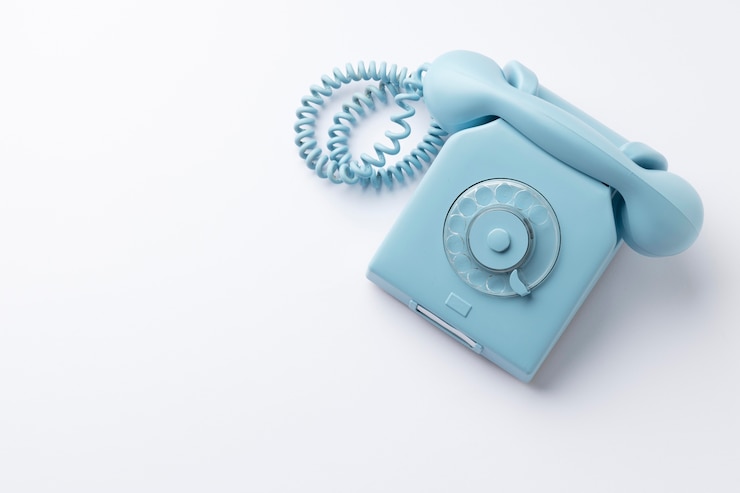 Kostenlose Foto draufsicht blauer montag konzeptzusammensetzung mit telefon