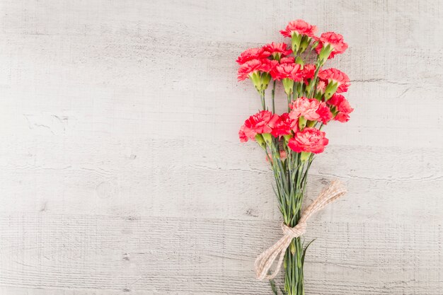 Draufsicht blüht Blumenstrauß auf hölzernem Hintergrund