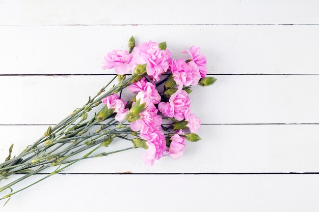 Draufsicht blüht Blumenstrauß auf hölzernem Hintergrund