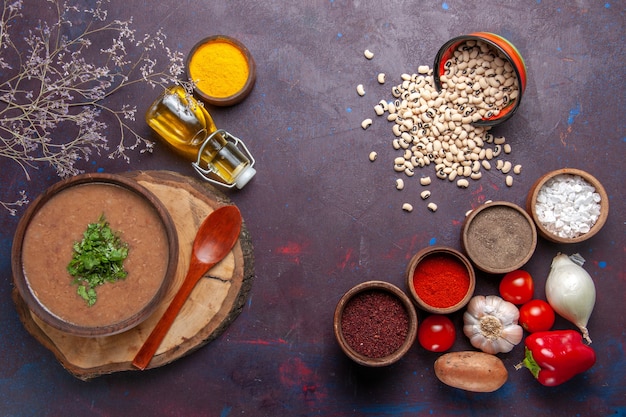 Draufsicht Bohnensuppe köstliche gekochte Suppe mit Gewürzen auf der dunklen Oberfläche Suppe Bohnenfarbe würzige Mahlzeit