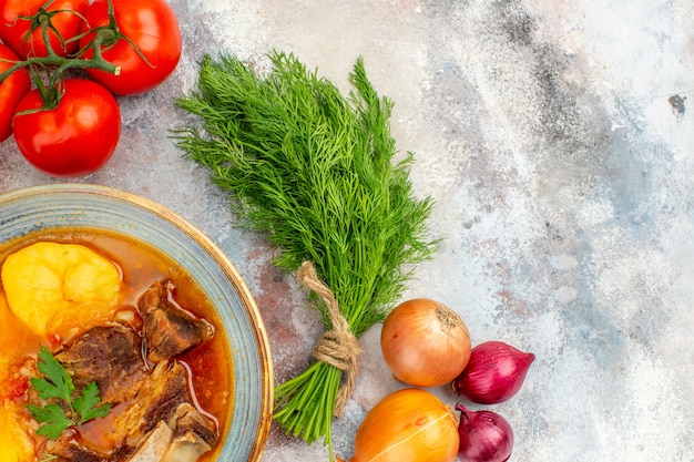 Draufsicht Bozbash-Suppe ein Bündel Dill-Tomaten-Zwiebeln auf nacktem Hintergrund