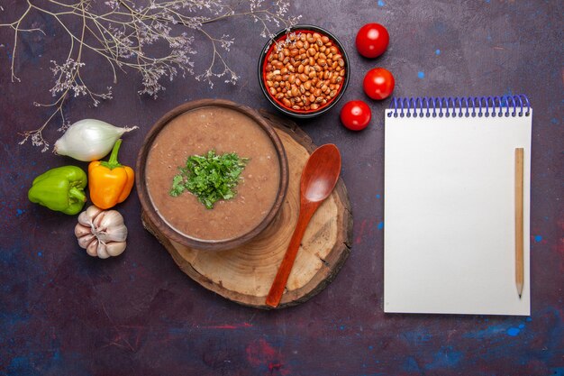 Draufsicht braune Bohnensuppe köstliche gekochte Suppe mit Gemüse auf dunkler Oberfläche Gemüsedinner Suppe Mahlzeit Essen