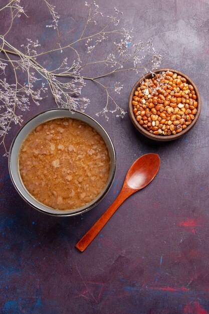 Draufsicht braune Suppe auf dunkler Oberflächensuppe Gemüsemahlzeitnahrungsmittel-Küchenöl