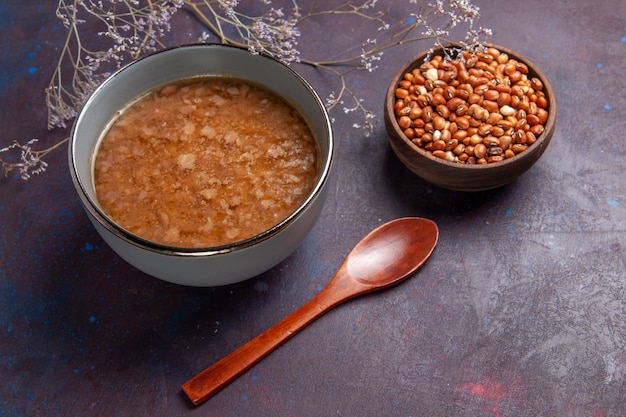 Draufsicht braune Suppe mit Bohnen auf dunkler Oberflächensuppe Gemüsemehl Lebensmittelküche Bohne