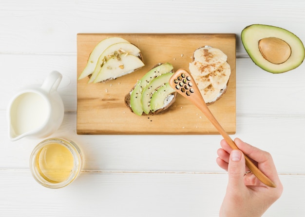 Draufsicht Brotscheiben mit Joghurt und Avocado