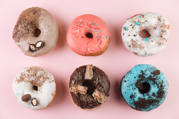 Draufsicht bunte Donuts