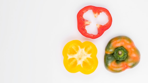 Draufsicht bunte Paprika mit Kopierraum