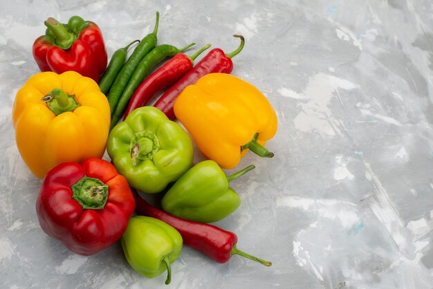 Draufsicht bunte Paprika mit Paprika auf Grau