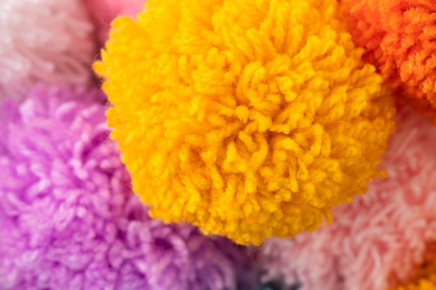 Draufsicht bunte pom poms anordnung