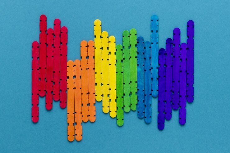 Kostenlose Foto draufsicht bunte stöcke auf schreibtisch