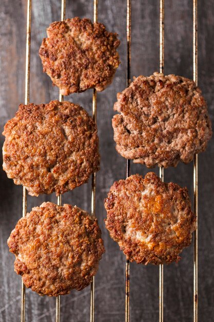 Draufsicht Burger Pastetchen auf Tablett