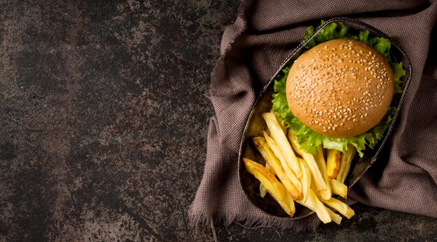 Draufsicht Burger und Pommes mit Küchentuch