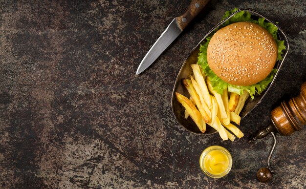 Draufsicht Burger und Pommes mit Messer und Kopierraum