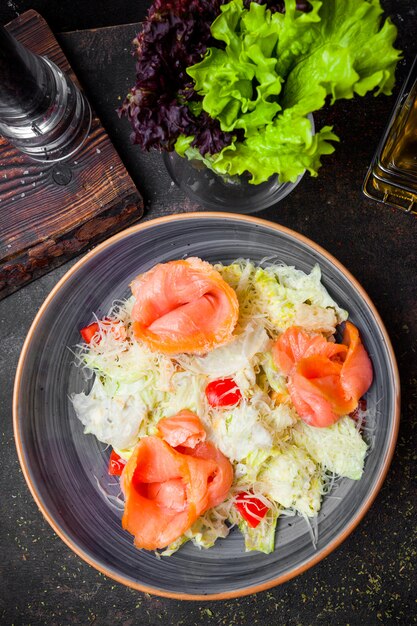 Draufsicht Caesar Salat mit Lachsfilets