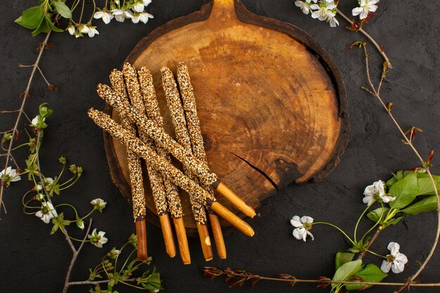 Draufsicht Candy Sticks lecker auf dem dunklen Schreibtisch