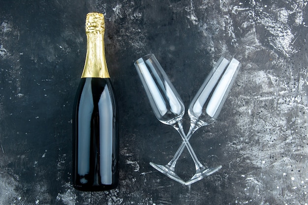 Draufsicht champagner gekreuzte champagnerflöten auf dunklem tisch Kostenlose Fotos