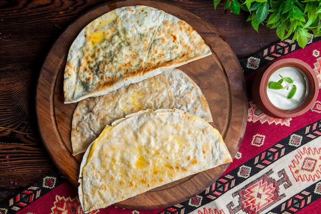 Draufsicht Chebureks gebratene Chebureks mit Käse, Kräutern, Fleisch