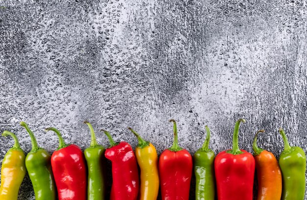 Draufsicht Chili Pfeffer mit Kopienraum auf grauem Stein horizontal