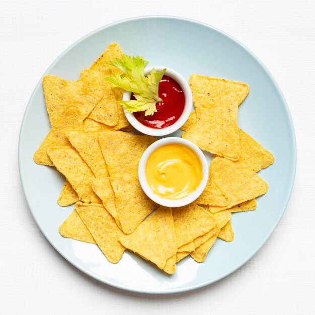 Draufsicht Chips und Soße auf Teller