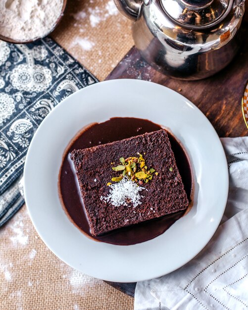 Draufsicht Choco Slice lecker lecker in weißer Platte auf dem braunen Schreibtisch