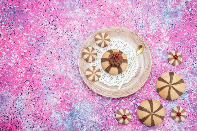 Draufsicht Chooclate Kekse köstlich und lecker auf dem farbigen Schreibtisch Keks Schokolade süße Farbe