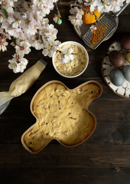 Draufsicht colomba-teig und weiße blumen