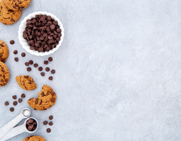 Kostenloses Foto draufsicht cookies und schokoladenstückchen kopieren platz