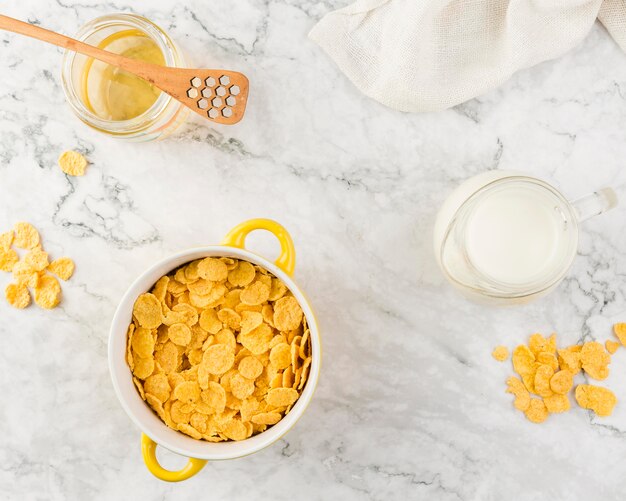 Draufsicht Cornflakes mit Yougurt und Honig