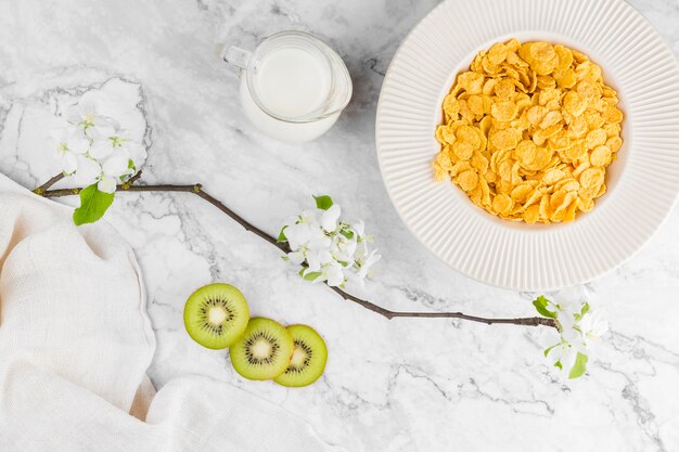 Draufsicht Cornflakes mit Yougurt und Kiwi